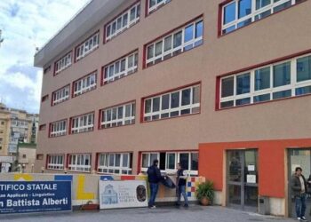 Vomero: Carabinieri bloccano il tentativo di occupare il liceo Alberti