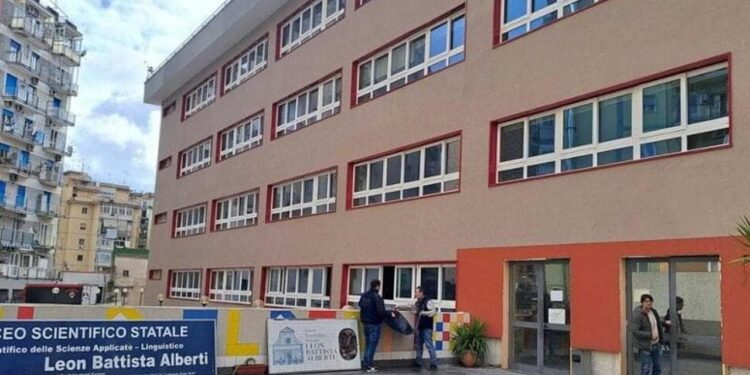 Vomero: Carabinieri bloccano il tentativo di occupare il liceo Alberti