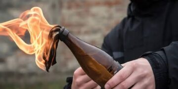 Somma Vesuviana: Viaggia in auto con 3 molotov e fa un incidente