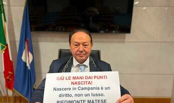 Regione Campania: Oliviero si incatena per protesta chiusura punti nascita