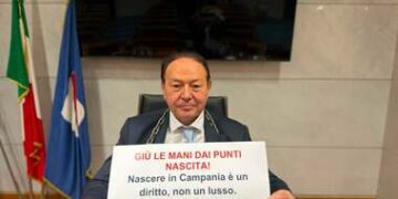 Regione Campania: Oliviero si incatena per protesta chiusura punti nascita