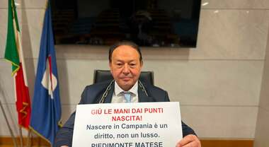 Regione Campania: Oliviero si incatena per protesta chiusura punti nascita